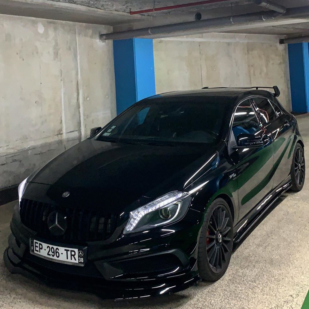 Griglia Panamericana nera installata su Mercedes Classe A W176 – vista frontale dell’auto