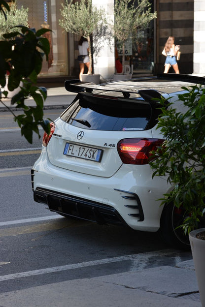 Diffusore stile A45 con terminali doppi installato su Mercedes Classe A W176 bianca – vista posteriore