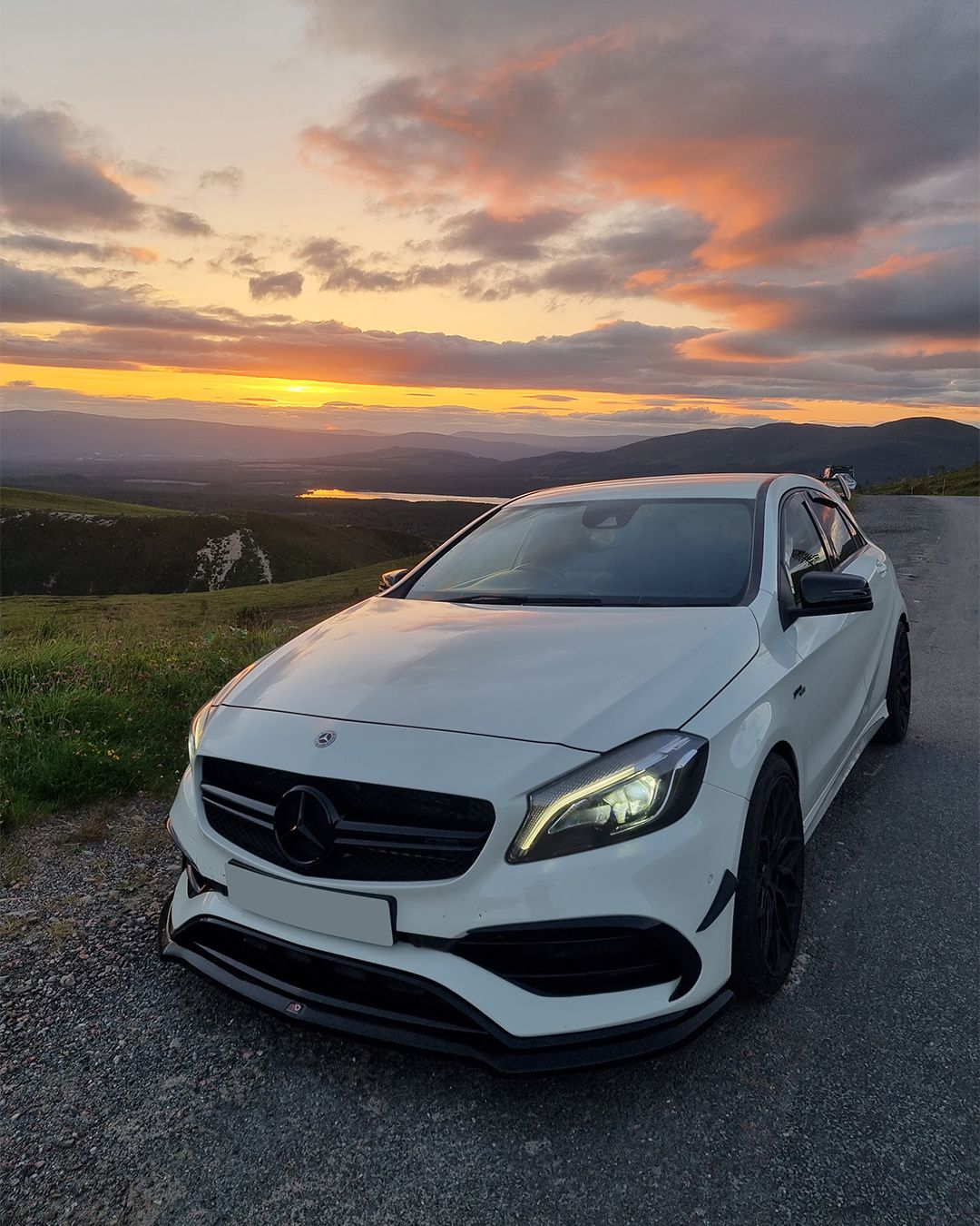 Griglia stile AMG nera installata su Mercedes Classe A W176 bianca – vista frontale