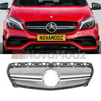Griglia stile AMG argento per Mercedes Classe A W176 mostrata installata sull’auto e in vista prodotto su sfondo bianco