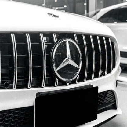 Griglia Panamericana cromata installata su Mercedes Classe A W177 – vista frontale dell’auto