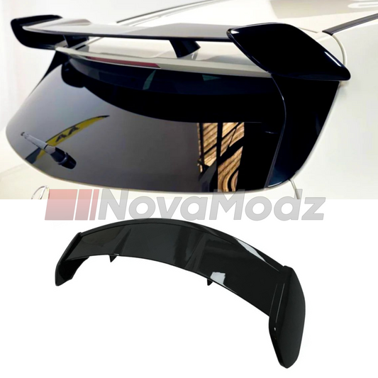 Spoiler stile A45 installato su Mercedes Classe A W176 – vista posteriore dello spoiler montato