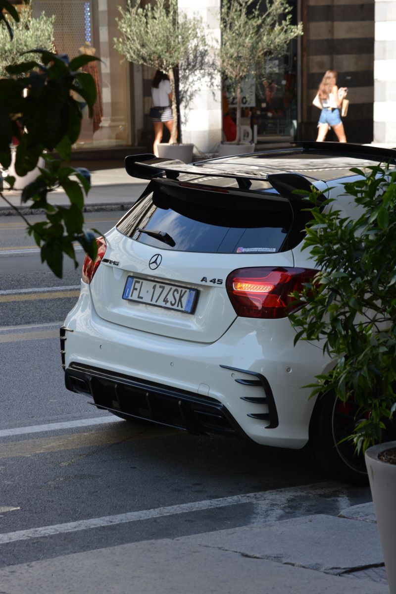 Spoiler stile A45 installato su Mercedes Classe A W176 bianca – vista posteriore