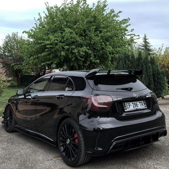 Spoiler stile A45 installato su Mercedes Classe A W176 nera – vista posteriore